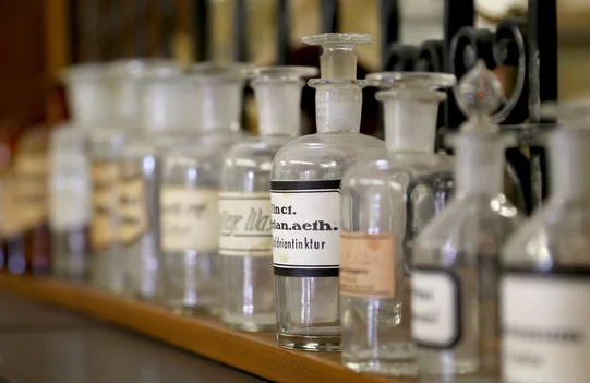 Glasflaschen aus dem Psychatriemuseum