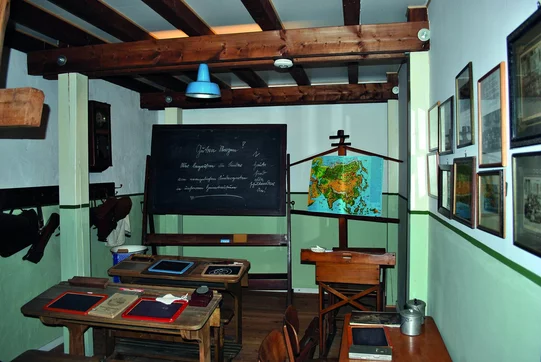 Darstellung eines Klassenzimmer aus dem Heimatmuseum Wolfskehlen