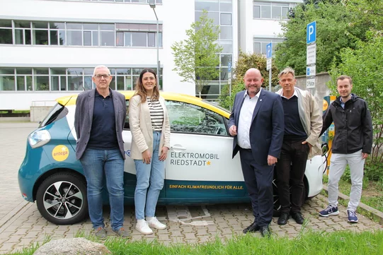 Fachbereichsleiter Joachim Götz, Clarice Milagres, Bürgermeister Marcus Kretschmann, Regionalmanagement-Leiter René Sturm und Tim Tolksdorf von der Entega bei der Übergabe des E-Carsharing-Autos für Riedstadt.