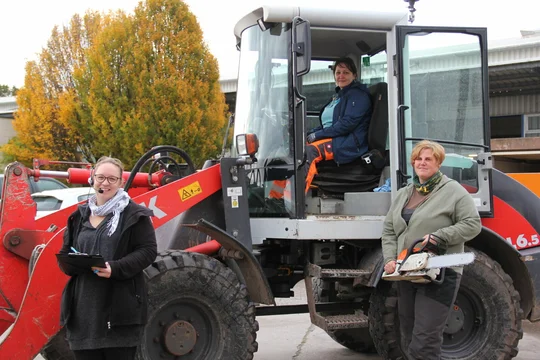 Drei Mitarbeiterinnen des Bauhofs Frauenpower auf dem Bauhof!